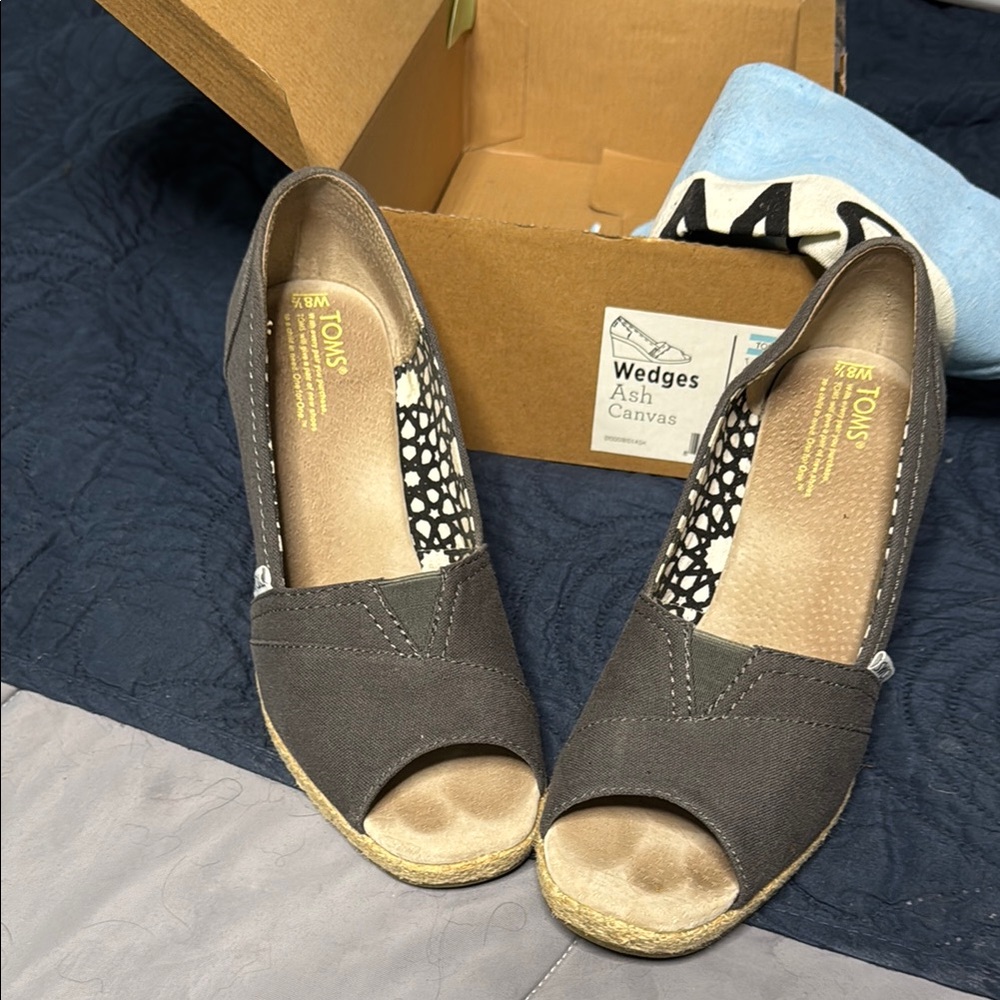 TOMS Women's Gray Canvas Wedges